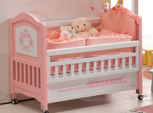 Розовая детская кроватка