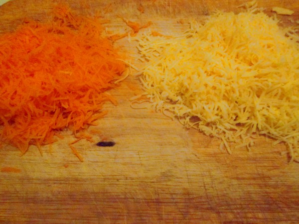 Нашинкованная морковь и сыр