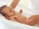 Как подмывать новорожденную девочку?