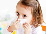 Как научить ребенка сморкаться?