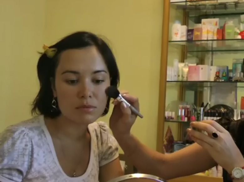 Как научиться правильно наносить румяна?