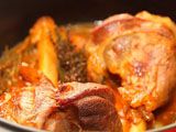 Как приготовить рульку свиную в винно-томатном соусе