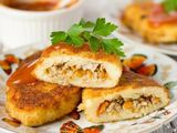 Картофельные зразы с фаршем в панировочных сухарях