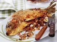 Лещ запеченный в духовке с луком и зеленью