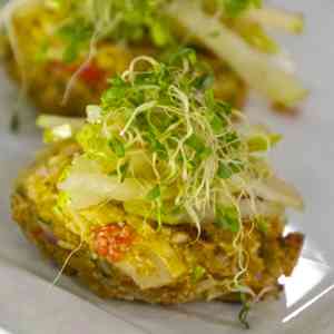 Мини крокеты из мяса рака или сурими с салатом из груши