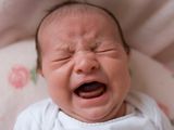 Причины плача новорожденного