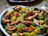 Салат с мидиями помидорами и оливками