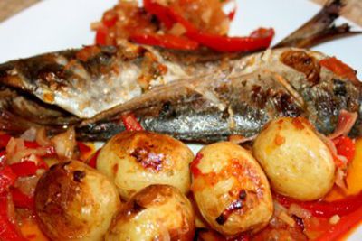 Скумбрия, запеченная в духовке с картофелем и овощами