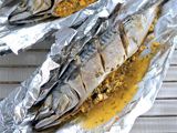 Свежемороженная скумбрия, запеченная в фольге с картофелем
