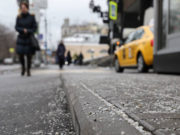 Москвичей предупредили о гололедице