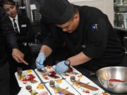 Повар пятизвёздочной гостиницы наплевал в еду китайцам