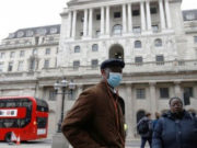 Назван способ убедить стариков сидеть дома