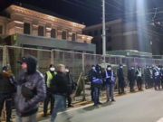 Радикалы напали на российское посольство в Киеве