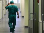 Выпившая жидкость для розжига девочка сбежала из больницы