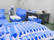 Китай втридорога продал США сшитые для Франции маски