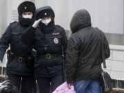 Родственник носителя COVID-19 вышел в магазин и пожалел