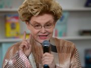 «Врачи должны только лечить»: Малышева заступилась за медиков