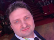 Дрессировщик тигров вечерами работает разносчиком еды