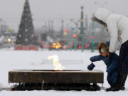 Нетрезвая женщина залила газировкой Вечный огонь