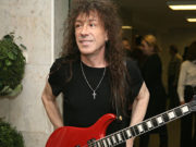 «Пусть эти деньги направят врачам»: Кузьмин пристыдил артистов