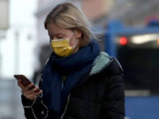 Россияне отказались носить маски