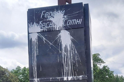 В Харькове облили краской постамент «Небесной сотни»