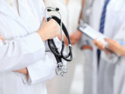 Врач отказался принимать пациентов и оставил рецепт под дверью