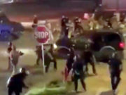 Автомобиль въехал в полицейских в в США