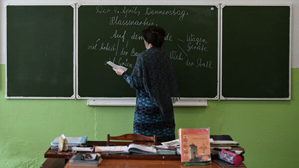 Более половины педагогов в России будут работать летом