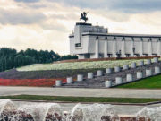 Цветник в виде флага РФ разбили в столичном парке