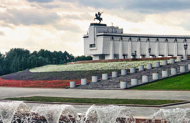 Цветник в виде флага РФ разбили в столичном парке