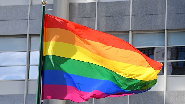 Флаг ЛГБТ вывесили на еще одном посольстве в Москве