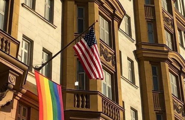 МИД отреагировал гимном гей-бара на ЛГБТ-флаг
