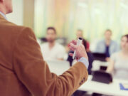 Одержимую педагогом студентку поймали на слежке