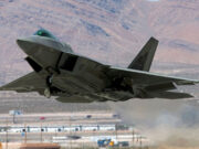 США довооружатся F-22