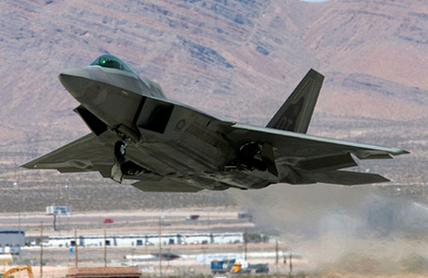 США довооружатся F-22