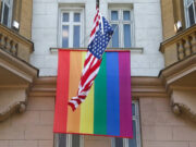 Флаг ЛГБТ рассорил Россию и Британию