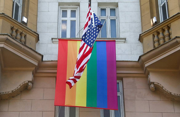 Флаг ЛГБТ рассорил Россию и Британию