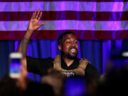 Канье Уэст спросил совета у фанатов