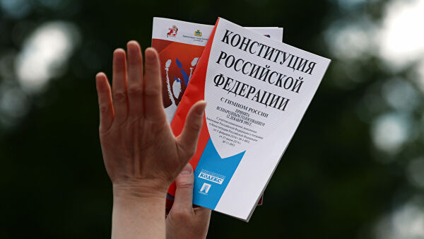 Конституцию РФ будут вручать вместе с первым паспортом