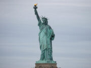 Молния ударила в нескольких метрах от Статуи Свободы