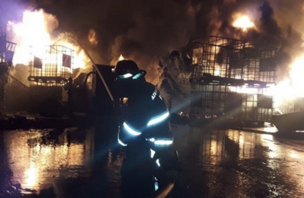 Пожар на фабрике в Баку полностью потушен