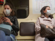 Россиянам посоветовали носить маску в метро