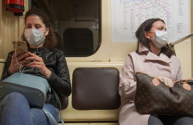 Россиянам посоветовали носить маску в метро