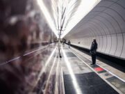 Упавший в метро Москвы пассажир остался жив