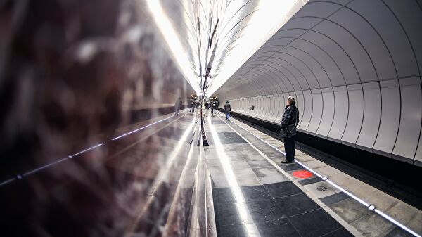 Упавший в метро Москвы пассажир остался жив