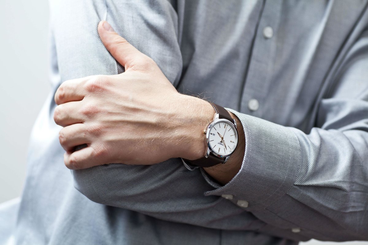 Как правильно должны сидеть часы на руке с металлическим браслетом у мужчин