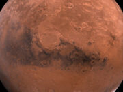 Фото гигантских смерчей на Марсе попало в Сеть