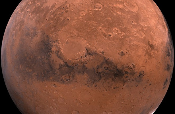 Фото гигантских смерчей на Марсе попало в Сеть