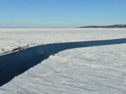 На Сахалине спасли со льдины 26 рыбаков